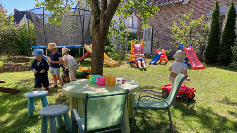 Tageskinder im Garten